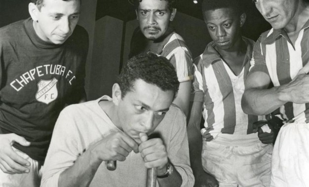 Nelson Xavier, Flávio Migliaccio e Milton Gonçalves na peça 'Chapetuba Futebol Clube', do Teatro de Arena. Foto: Hejo. Cedoc-Funarte