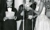 Eleita a melhor atriz do ano de 1958, pela Revista Radiolândia, Ida Gomes recebe o prêmio Microfone de Ouro das mãos da cantora Julie Joy. Fotógrafo não identificado. Cedoc-Funarte 