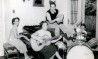 Oscarito em sua casa com a esposa Margot Louro e os dois filhos Miryan e José Carlos, 1952. Fotógrafo não identificado. Cedoc-Funarte