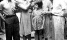 Oscarito, seu pai Oscar, sua esposa Margot Louro com o filho do casal, José Carlos, no colo; sua mãe Clotilde e sua filha Miryan, 1941. Fotógrafo não identificado. Cedoc-Funarte