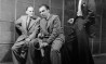 Os diretores teatrais Zigmunt Turkow e Ziembinski, com Nelson Rodrigues no centro, durante ensaio de 'A Mulher Sem Pecado', 1946. Foto Carlos/ Cedoc-Funarte