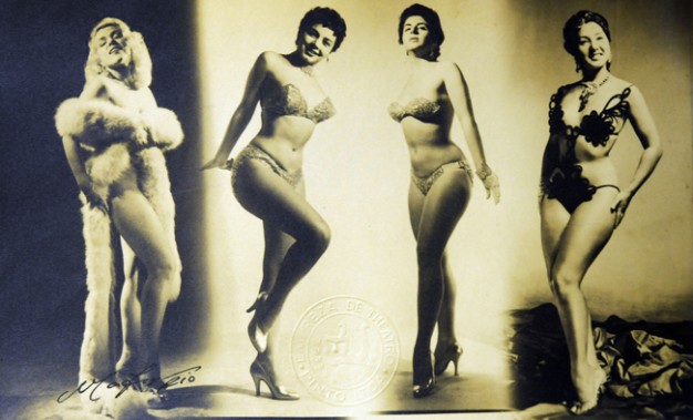 Vedetes da revista Botando Pra Jambrar, entre elas Nélia Paula (terceira, da esquerda para a direita). Reprodução de foto de Mafra. 1956. Cedoc/Funarte