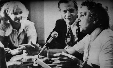 A atriz Íris Bruzzi, o diretor do SNT, Orlando Miranda, e o produtor teatral Walter Pinto, em janeiro de 1975. Cedoc/Funarte