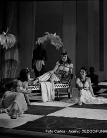 Dulcina de Moraes e elenco em ação em 'César e Cleópatra', em 1944 (Foto Carlos.Cedoc/Funarte) 