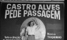 Zanoni Ferreti posa com o cartaz de 'Castro Alves Pede Passagem', na montagem carioca em 1972 (Foto Carlos.Cedoc/Funarte)
