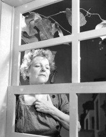 Iracema de Alencar atua em 'É Preciso Viver', em montagem de 1955.
