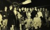 O produtor Walter Pinto (terceiro, da esq. à dir.) recepciona, no aeroporto, vedetes e bailarinas para a revista 'É Xique-Xique no Pixoxó', de 1960. Reprodução de foto do Cedoc/Funarte.