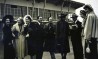 O produtor Walter Pinto (centro) e as vedetes francesas que foi buscar em Paris em 1949 para a revista 'Está Com Tudo e Não Está Prosa'. Reprodução de foto. Cedoc/Funarte