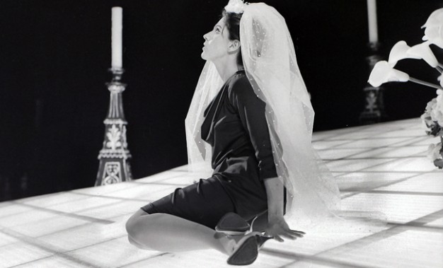 Yoná Magalhães como Alaíde em montagem de 1965 da peça Vestido de Noiva. Foto Carlos. Cedoc/Funarte
