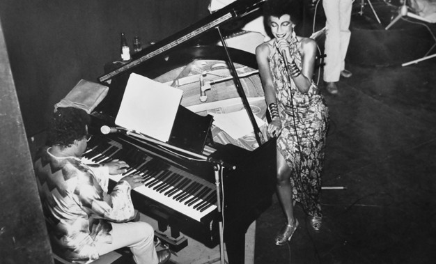 No palco do Teatro Dulcina (Rio), Johnny Alf e Zezé Motta abrem a última turnê do Projeto Pixinguinha em 1978