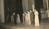 Paschoal à frente do elenco do Teatro do Estudante do Brasil, após a estréia de 'Hécuba', em 1953. Fotógrafo não identificado. Cedoc/ Funarte