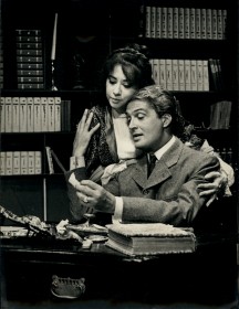 Fernanda Montenegro e Sergio Britto no teleteatro 'A Casa em Ordem', em 1963. Cedoc/ Funarte