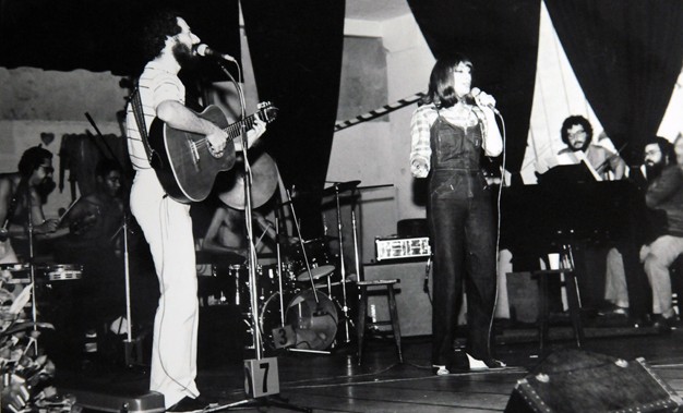 João Bosco e Marlene no palco do Teatro Dulcina (Rio de Janeiro), na abertura da turnê do Projeto Pixinguinha, em 1980