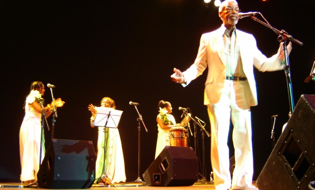 Xangô da Mangueira e o grupo Jongo da Serrinha, juntos no palco do Centro Dragão do Mar de Arte e Cultura (Fortaleza), estão no DVD 'Projeto Pixinguinha 2006'