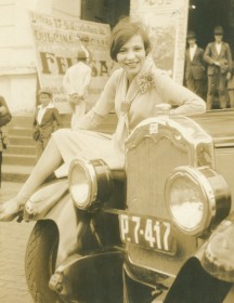 A atriz Dulcina de Moraes fotografada em frente ao Theatro Pedro II, em Ribeirão Preto (SP). Parte do acervo do Cedoc Funarte, a foto é uma das imagens que ilustram o vídeo-documento 'Dulcina, atriz e teatro'