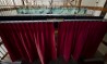 As cortinas também são manipuláveis e são feitas de tecido idêntico ao de um teatro real